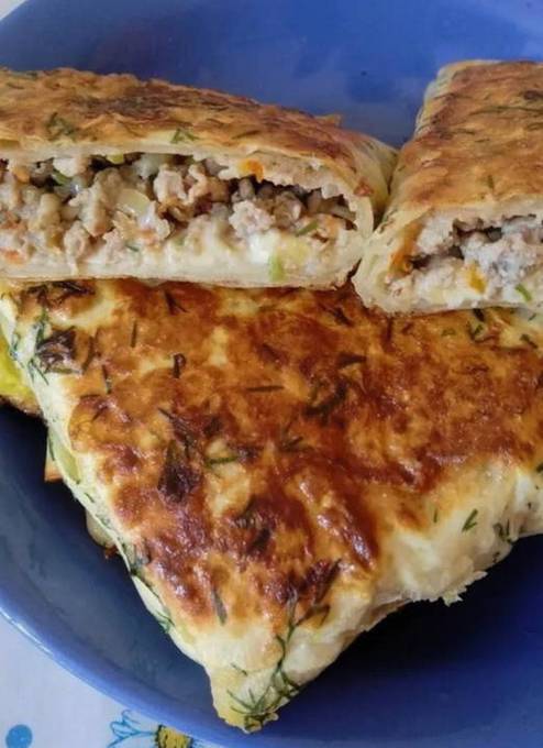 Lavash Pasteten mit Hackfleisch in einer Pfanne