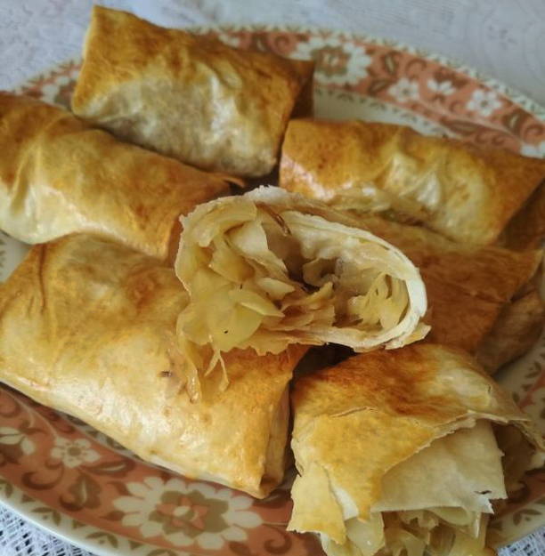 Lavash Pies mit Kohl im Ofen