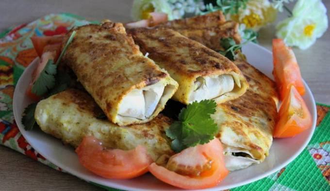 Lavash Pies mit Zwiebeln und Eiern in einer Pfanne