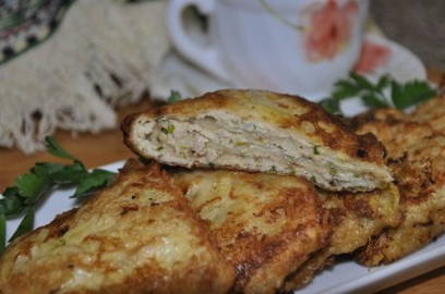 Lavash Pasteten mit Hackfleisch und Käse in einer Pfanne