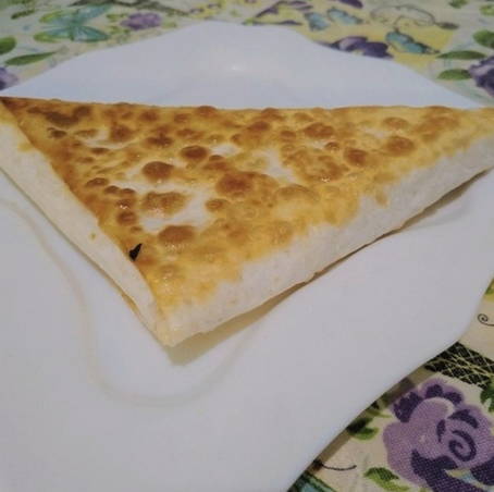 Lavash Pies mit Schinken und Käse in einer Pfanne