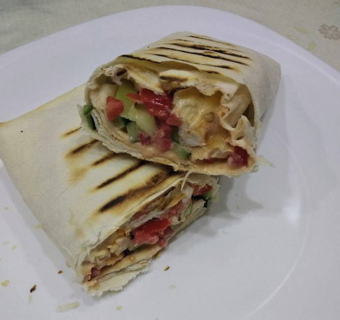 Rolle mit Hühnchen und Lavash-Gemüse