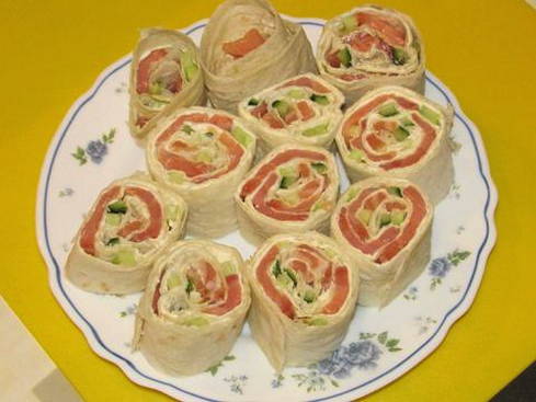 Lavash Roll mit rotem Fisch, Quark und Gurke