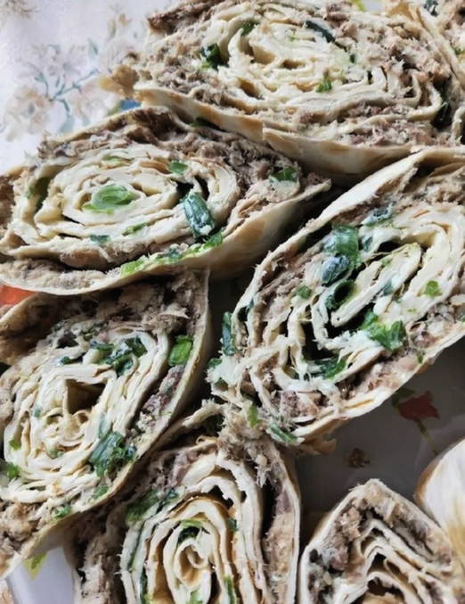 Lavash Roll mit Fischkonserven, Käse, Ei und Kräutern