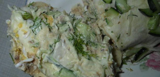 Lavash mit Fischkonserven, Käse und Gurke