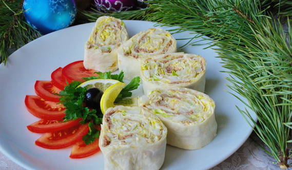 Lavash Roll mit Fischkonserven, Käse und Ei