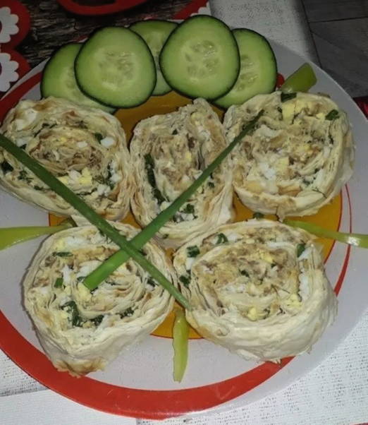 Lavash Roll mit Fischkonserven und Ei
