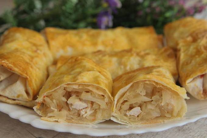 Lavash Pies mit Hühnchen in einer Pfanne