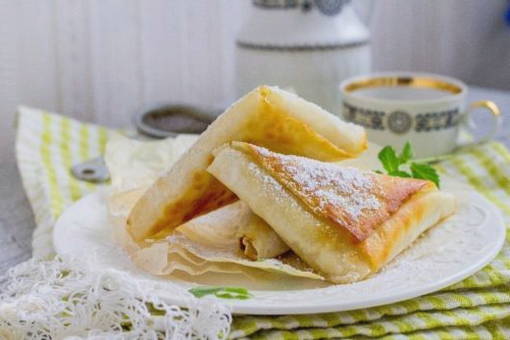 Lavash Pies mit Apfel in einer Pfanne