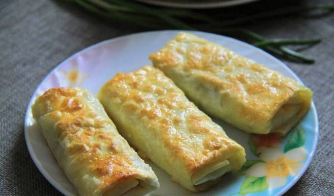 Lavash Pies mit Frühlingszwiebeln in einer Pfanne