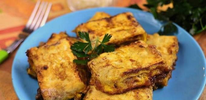 Lavash Pies im Teig in einer Pfanne