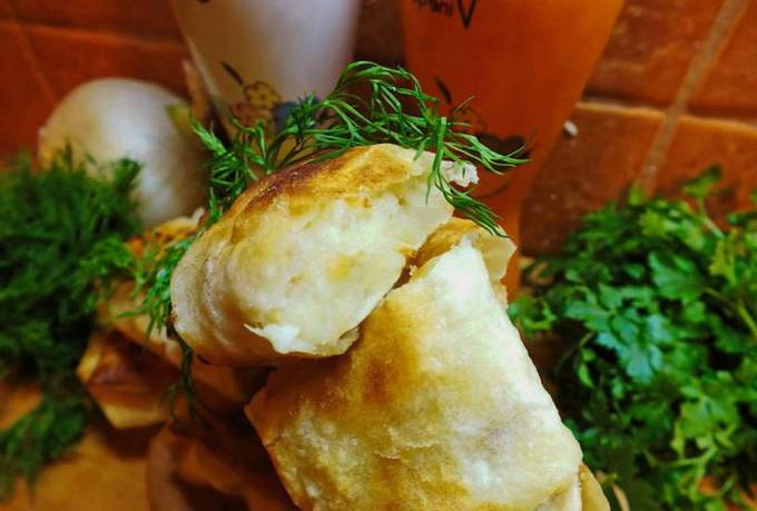 Lavash Pies mit Kartoffeln in einer Pfanne