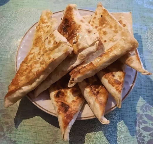 PP Fladenbrot mit Ei und Käse in einer Pfanne