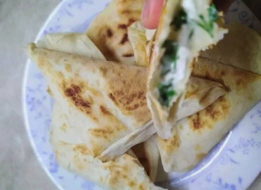 PP Lavash mit Käse in einer Pfanne