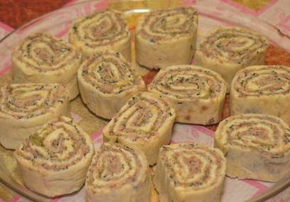 Lavash Roll mit Fischkonserven, Käse und Ei