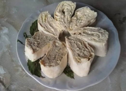 Lavash Roll mit Fischkonserven, geschmolzenem Käse und Ei