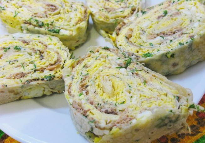 Lavash Roll mit rosa Lachs aus der Dose