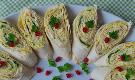 Lavash tekercs halkonzervekkel, tojással és uborkával