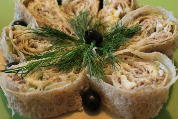 Lavash-Rollen mit Fischkonserven
