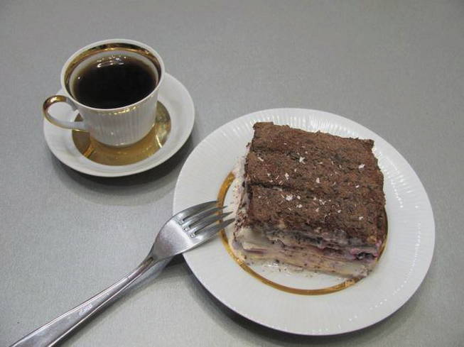 Lavash kolač s višnjama, kiselim vrhnjem i kuhanim kondenziranim mlijekom
