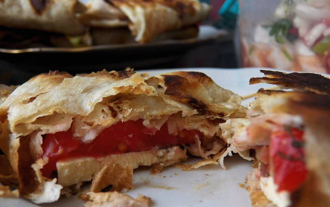 PP Fladenbrot mit Tomaten, Ei und Käse in einer Pfanne