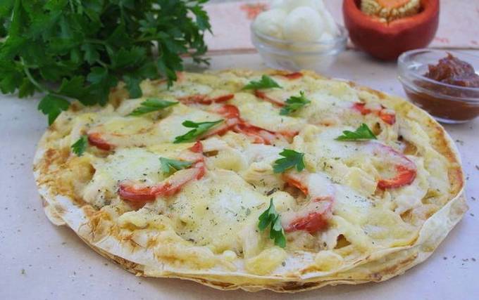 Flerlagspizza fra pitabrød i ovnen