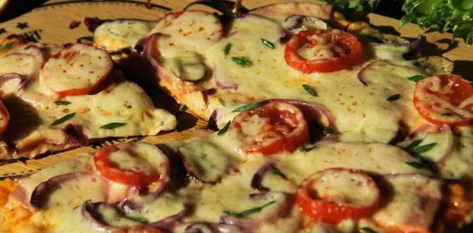 Dünne Lavash-Pizza in einer Pfanne