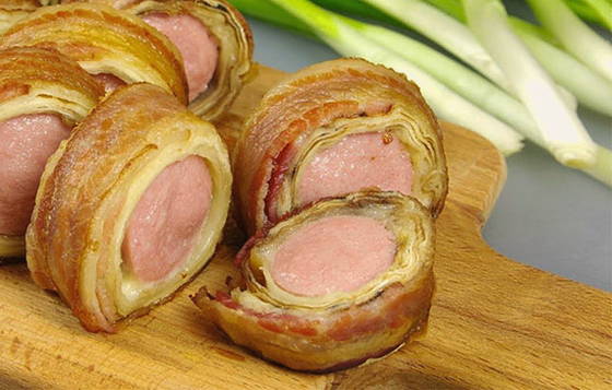 Würstchen mit Speck in Fladenbrot im Ofen