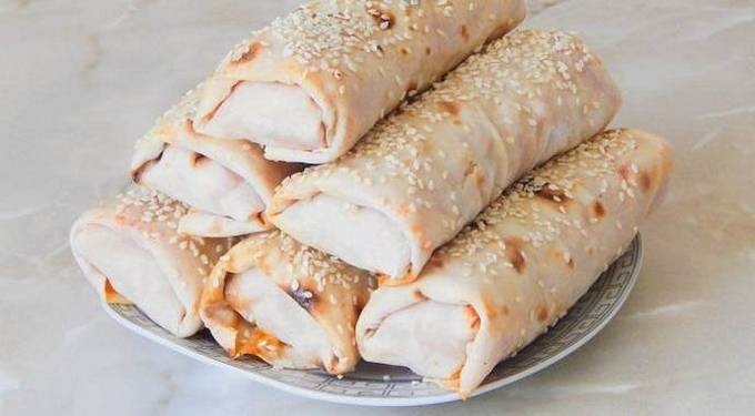 Wurst in Fladenbrot in der Mikrowelle