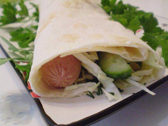 Wurst in Fladenbrot mit Kohl