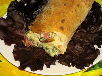 Lavash mit Wurst und Käse im Ofen