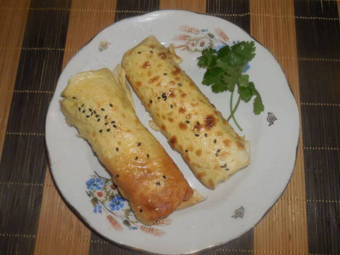 Wurst mit Kartoffeln in Fladenbrot in einer Pfanne