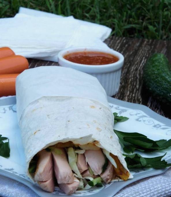 Shawarma mit Wurst im Fladenbrot zu Hause
