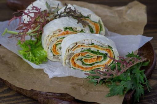 Lavash mit Hähnchenbrust und koreanischer Karotte