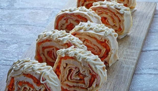 Lavash rulle med krabbepinde og koreanske gulerødder