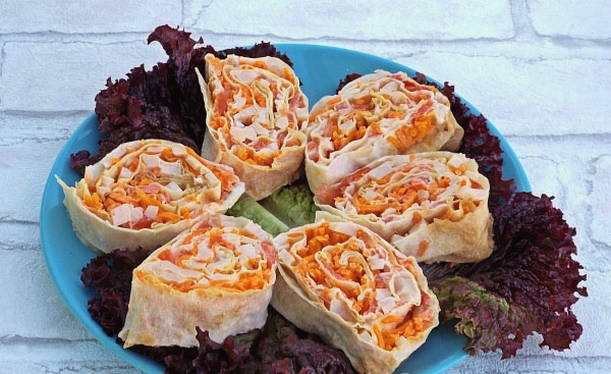 Lavash roll con prosciutto e carote coreane