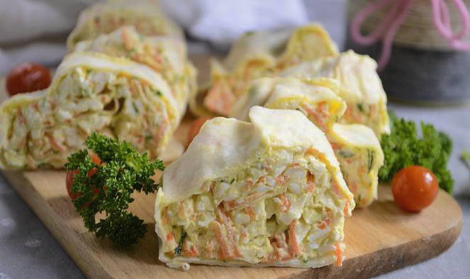 Lavash mit koreanischen Karotten und geschmolzenem Käse