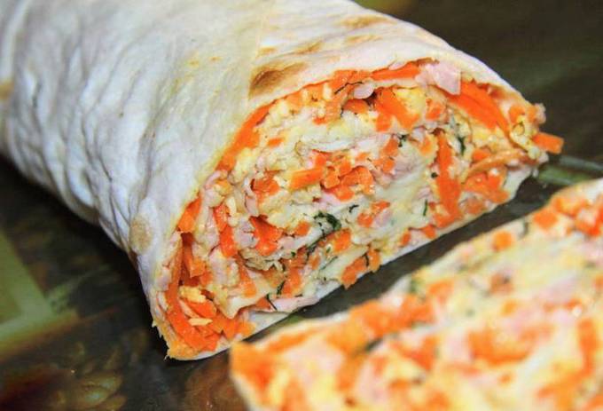 Lavash-Rolle mit Wurst und koreanischer Karotte