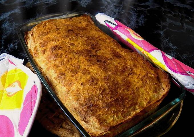 Lavash Pie mit Käse, Hüttenkäse und Kräutern im Ofen