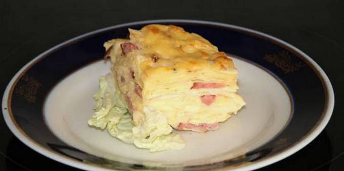 Fladenbrot mit Käse und Wurst im Ofen