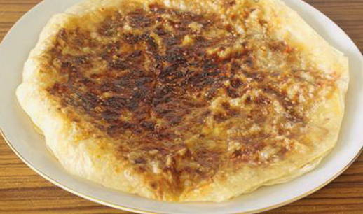 Lavash Pie mit Käse und Wurst in einer Pfanne