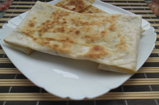 Armenischer Lavash mit Hüttenkäse und Käse