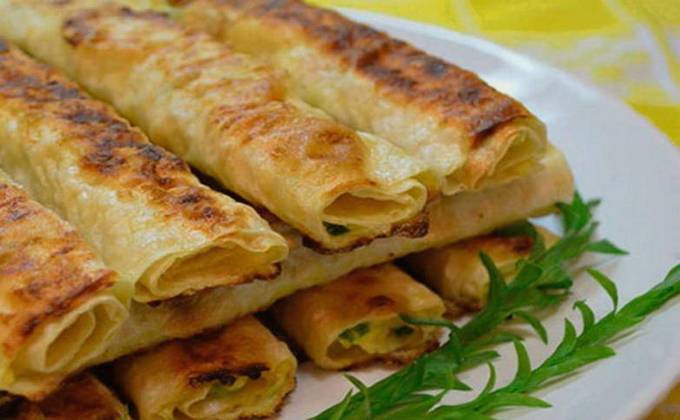Lavash mit Hüttenkäse, Käse und Ei