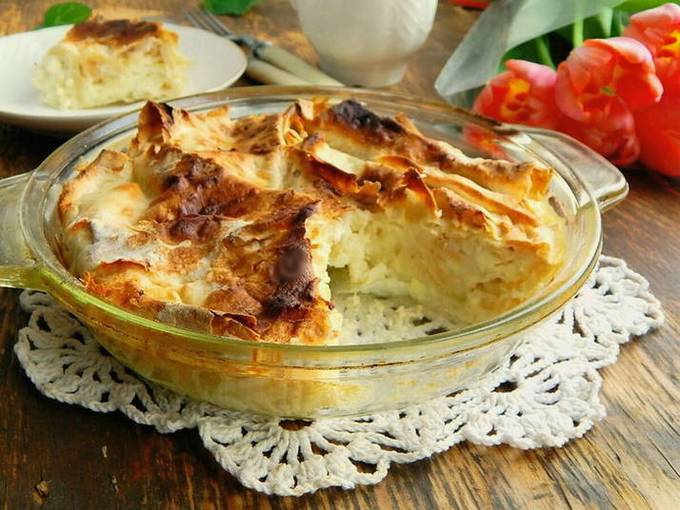 Zerrissenes Fladenbrot mit Hüttenkäse, Käse und Ei