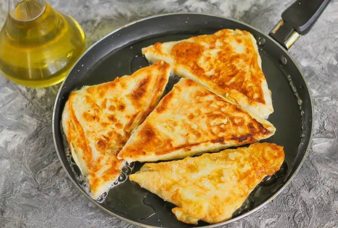 Lavash-Dreieck mit Hüttenkäse und Käse