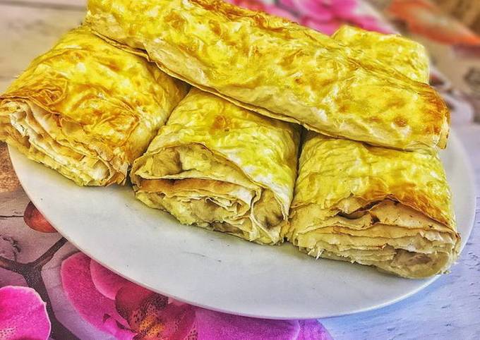 Lavash mit Hüttenkäse und Käse im Ofen