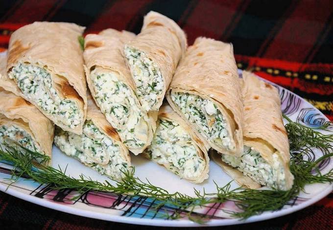 Lavash mit Hüttenkäse, Käse und Kräutern