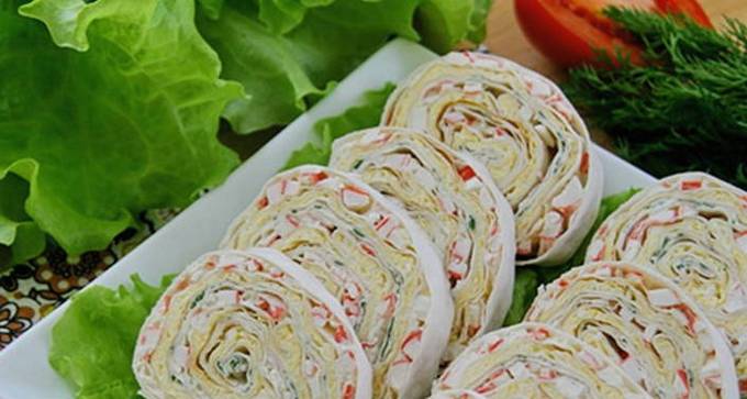 Lavash Roll mit Krabbenstäbchen, Ei, Käse, Knoblauch und Dill