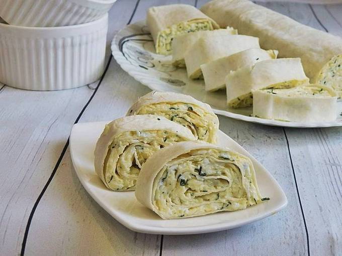 Lavash Roll mit Ei, Käse, Knoblauch und Kräutern