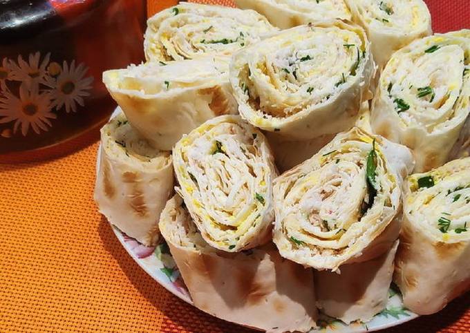 Lavash Roll mit Ei, Käse und Knoblauch